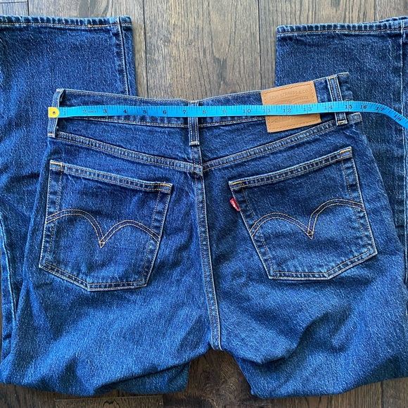 Levi’s dark wash wedgie straight jeans, size 28 - Picture 2 of 4